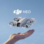 Le drone DJI Neo tient dans le creux de la main, filme en 4K et ne pèse que 135 g